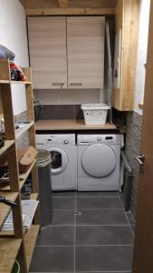 a kitchen with a stove and a washer at Harmonie 