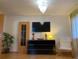 ein Wohnzimmer mit Fernseher und Sessel in der Unterkunft FeWo LaChristina Köln-Bonn-Siegburg in Troisdorf + 15 Fotos