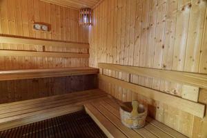 a wooden sauna with a bucket in the middle at Luxury 2 Bedrooms Condo Checkin 24h Infinity Pool 360 in Bangkok