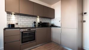 Cuisine ou kitchenette dans l'établissement Luxury Ascot Apartment with Parking