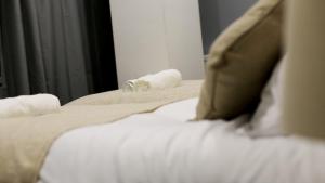 Luxury Ascot Apartment with Parking tesisinde bir odada yatak veya yataklar
