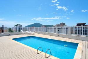 a swimming pool on the roof of a building at PS5: Aproveite Ubatuba! Apto Completo & Bem Localizado in Ubatuba