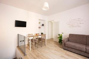 - un salon avec un canapé et une table dans l'établissement La Casa del Sarto - Rooms and Apartments, à Lecco