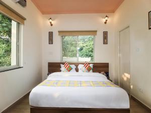 een slaapkamer met een groot bed en een raam bij Elite And Modern Stay in Dehradun
