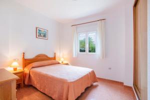 a bedroom with a bed and a window at Apartamentos turisticos Andrew´s in Puerto de Mazarrón