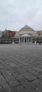 un grande edificio con una grande piazza di fronte ad esso di Partenope 10 a Napoli
