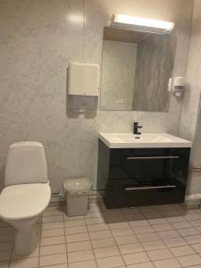 Koupelna v ubytování SamiCity Hotel As