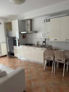 Кухня или мини-кухня в Suite Panoramica casa vacanza di Alex G
