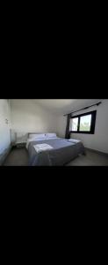 um quarto com uma cama grande e uma janela em Kamarina Resort em Ragusa