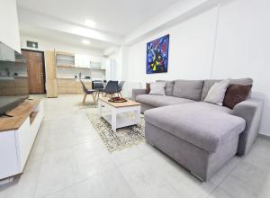 sala de estar con sofá y mesa en Urban Serviced Apartments, en Skopje