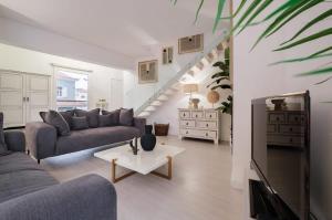 uma sala de estar com dois sofás e uma escada em Portugal Portfolio - Seascape Apartment Unit 1 em Estoril