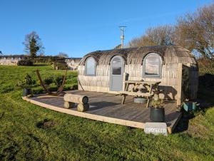 yurta con terraza de madera en un campo en Prosecco - Lydcott Glamping Cornwall, sea views en East Looe