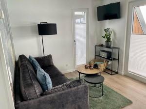 una sala de estar con un sofá y una mesa en AURORA, en Lübeck