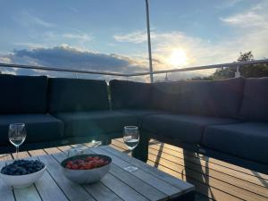 una mesa con copas de vino y fruta en el balcón en AURORA, en Lübeck