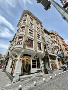 un grand bâtiment avec un magasin devant lui dans l'établissement İmmortal Hotel İstanbul, à Istanbul