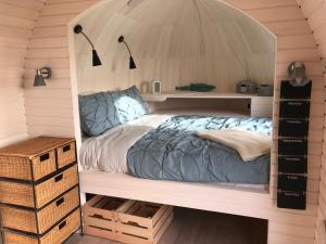 1 dormitorio con 1 cama dentro de una casa en Prosecco - Lydcott Glamping Cornwall, sea views en East Looe
