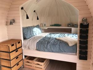 Voodi või voodid majutusasutuse Prosecco - Lydcott Glamping Cornwall, sea views toas