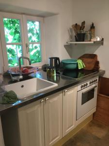 cocina con fregadero y encimera en Ferien Haus am Feldgarten für 2 bis 9 Personen, en Raubling