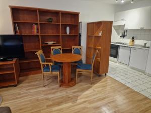 - une cuisine avec une table et des chaises en bois dans la chambre dans l'établissement TopDomizil - Apartments "Residenz Prenzelberg", à Berlin