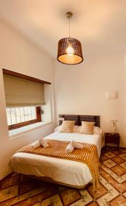 Een bed of bedden in een kamer bij Hotel 3* La Casona de las Flores