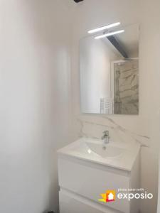 伊斯特的住宿－Le Lumineux l Clim l Parking l Terrasse l Paisible，白色的浴室设有水槽和镜子