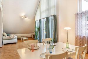 a living room with a white table and chairs at Ferienwohnung am Schlossberg in Odelzhausen
