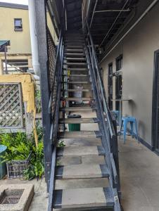 eine Treppe, die zu einem Gebäude führt in der Unterkunft GRAND CENTRAL HOTEL PROSERPINE in Proserpine