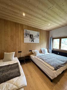 1 dormitorio con 2 camas y una foto de un elefante en Chalet Jean (Coeur de Morzine) Jacuzzi & Sauna en Morzine