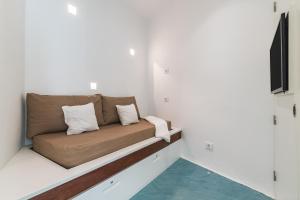 un sofá en una habitación pequeña con TV en Home2Book Stylish Oasis Manrique City Center, en Las Palmas de Gran Canaria