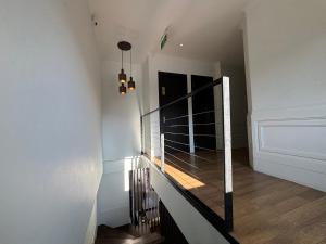 uma escada com um corrimão de vidro numa casa em D and D hotel em Tbilisi