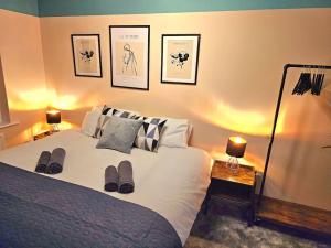 1 dormitorio con 1 cama con 3 cuadros en la pared en Homebird Property - Waltz House en Sheffield