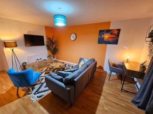 sala de estar con sofá y mesa en Homebird Property - Waltz House en Sheffield