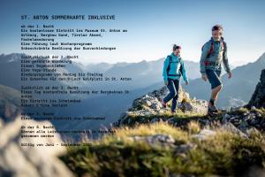 Ein Mann und eine Frau, die auf einem Berg wandeln in der Unterkunft ArlBerglife Ferienresort in Pettneu am Arlberg