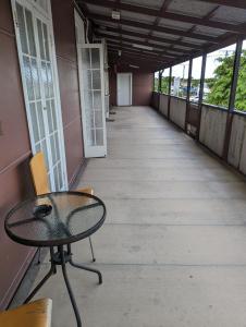 um corredor vazio com uma mesa e uma cadeira em GRAND CENTRAL HOTEL PROSERPINE em Proserpine