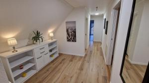 um quarto com uma cómoda branca e um corredor em Apartments in Smålandsstenar em Smålandsstenar