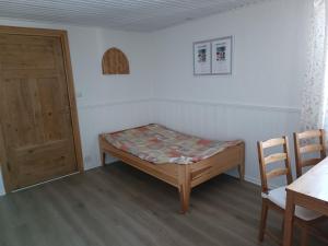 Large apartment with sauna in central Mora 객실 침대