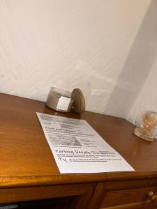 un pedazo de papel sentado en la parte superior de un tocador en Cardiff Grangetown Stylish 3Bed House., en Cardiff