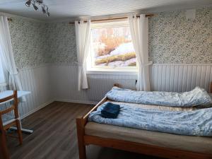 1 dormitorio con cama y ventana en Large apartment with sauna in central Mora, en Mora