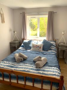 ein Schlafzimmer mit einem großen Bett mit Handtüchern darauf in der Unterkunft Sandpipers Cottage - Devon Sleeps 4, Garden, rural, Dog friendly in Holsworthy