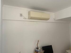 Cette chambre dispose de la climatisation au plafond. dans l'établissement Acogedora casa en Santo Tome, à Santo Tomé
