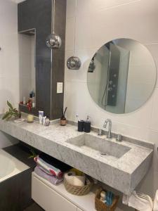La salle de bains est pourvue d'un lavabo et d'un miroir. dans l'établissement Acogedora casa en Santo Tome, à Santo Tomé