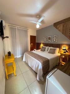 a bedroom with a large bed in a room at Veredas do Cipó in Serra do Cipo