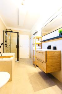 uma casa de banho com uma banheira, um lavatório e um chuveiro em House FLOW, 3 room with terrace, free 2 parking em Bratislava