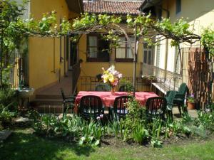 A garden outside Casa Mario Lupo - Apartments and Rooms