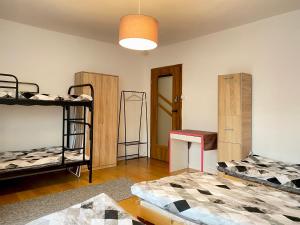 Pokój z 3 łóżkami piętrowymi i stołem w obiekcie Hostel szopena lotnisko w Warszawie