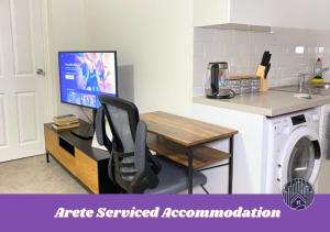 Apartament z kuchnią ze stołem i telewizorem w obiekcie 3 bed Accommodation perfect for Workers & Families requiring weekly or Monthly Nest w mieście Woolwich