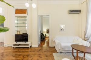 Un televizor și/sau centru de divertisment la Magnolia by halu! Elegant apartment in the Center +21 fotografii