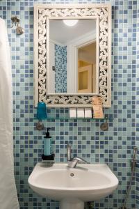 uma casa de banho com um lavatório e um espelho em #Magnolia Apt by halu! Apartments em Tessalônica