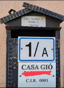 un panneau indiquant le numéro d'une station-service dans l'établissement CASA GIo, à Aoste