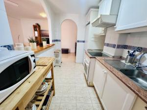 a kitchen with a sink and a microwave at A1040 - Terramar 1 - 2004 Finestrat in Villajoyosa